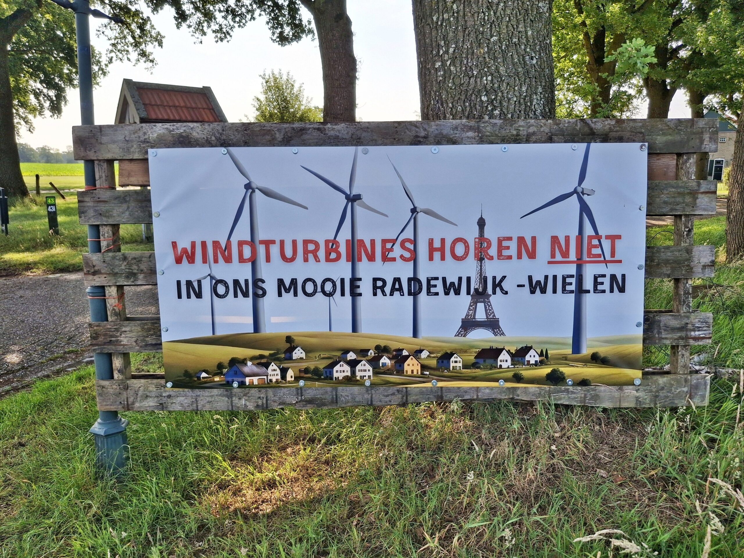 Protestbord tegen windturbines in Radewijk en Wielen